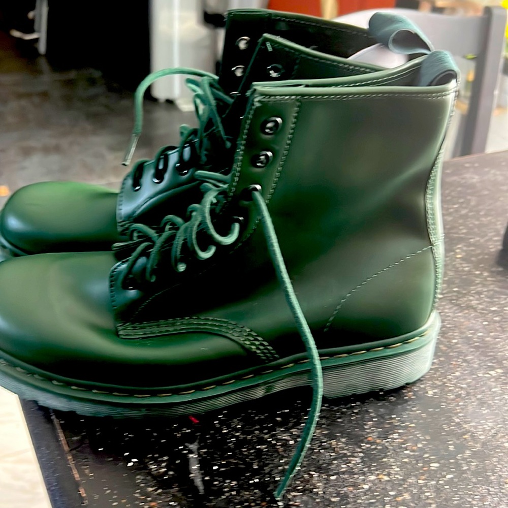 I’m selling this brand new boots just been sitting in my looker
